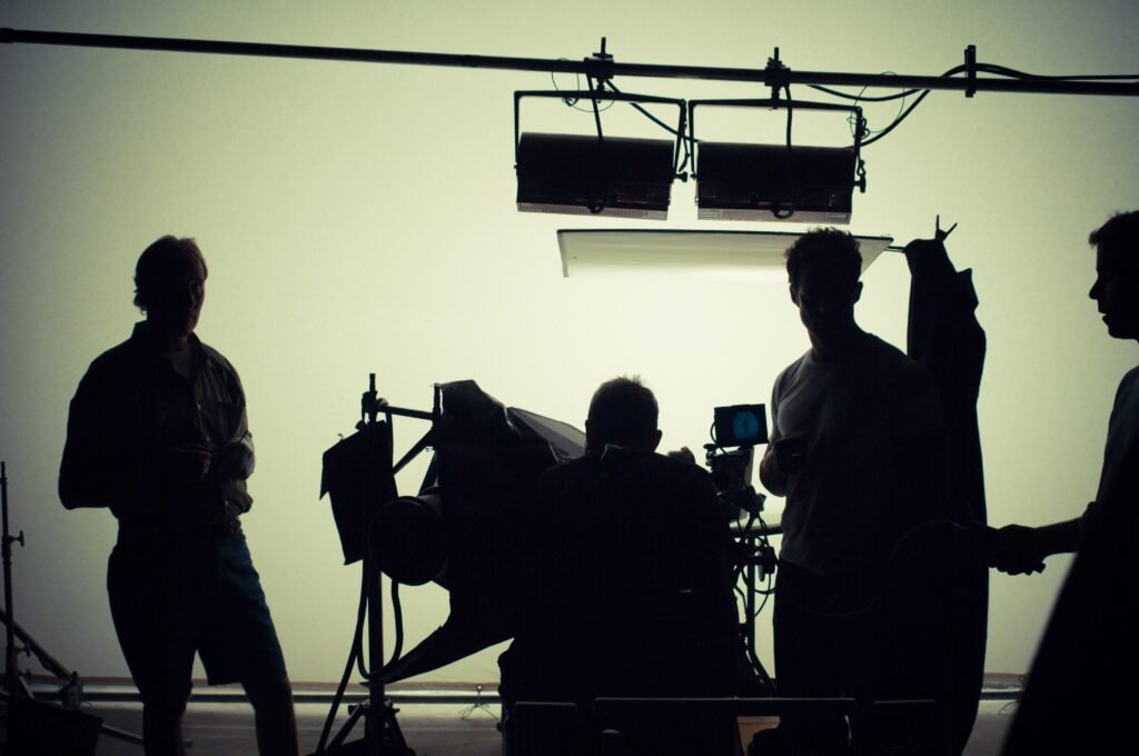 IL PRODUTTORE ATTENDE I TEMPI DEL SET