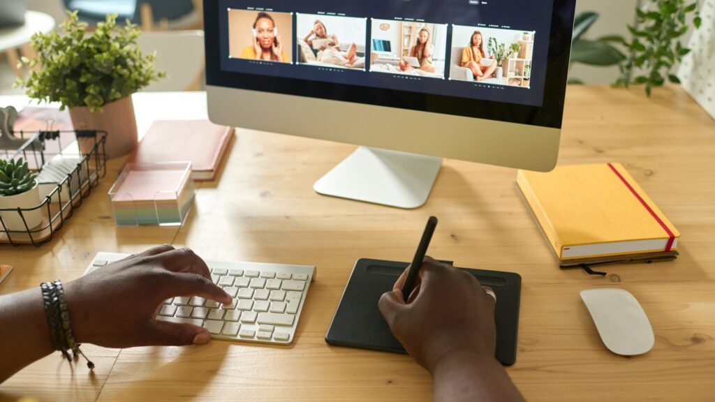 professionista esegue un lavoro di ritocco video