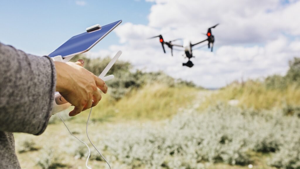 uomo fa volare un drone per fare video